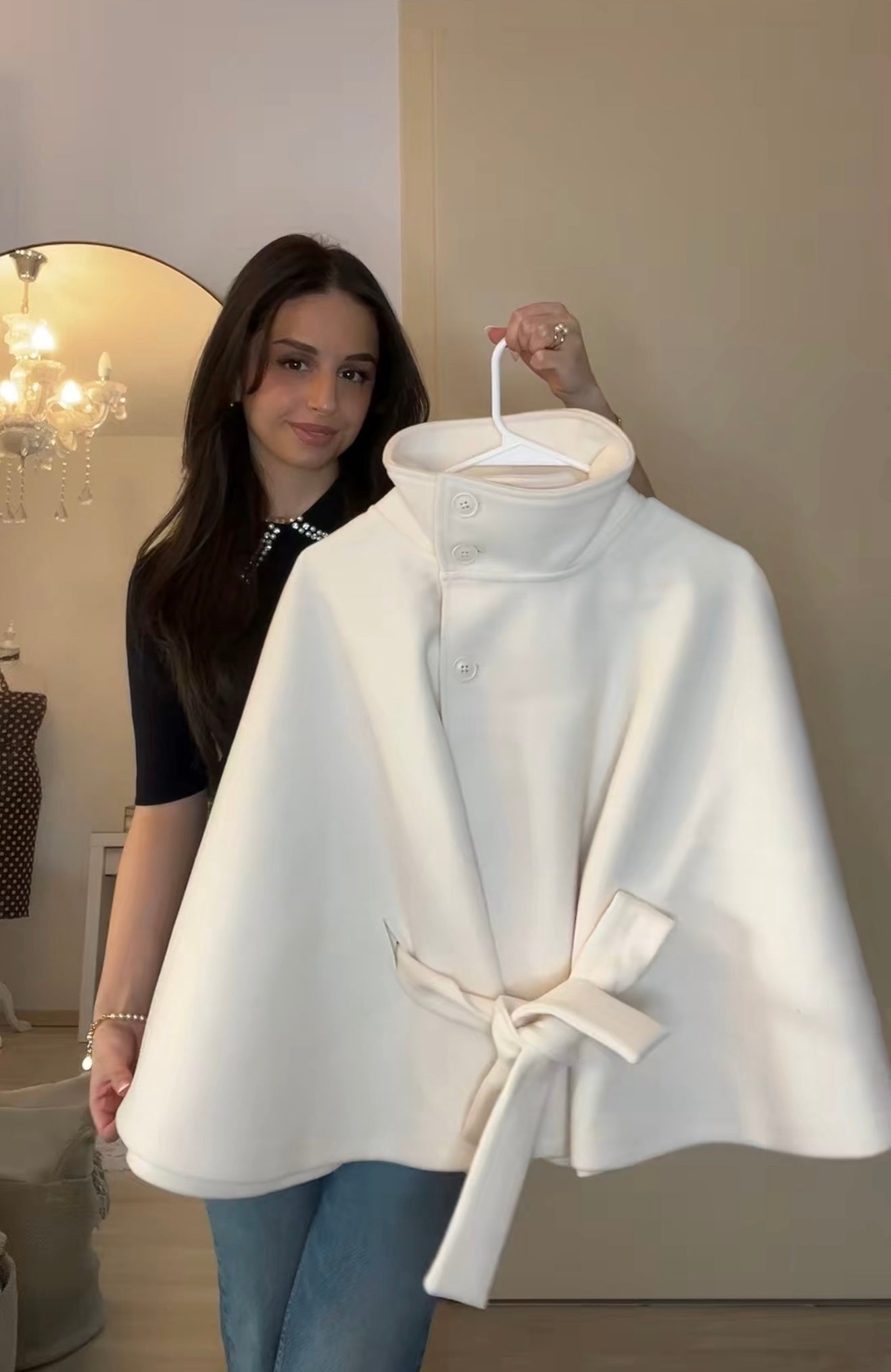 Clara | Stylische Damenjacke mit High-Neck und Gürtel