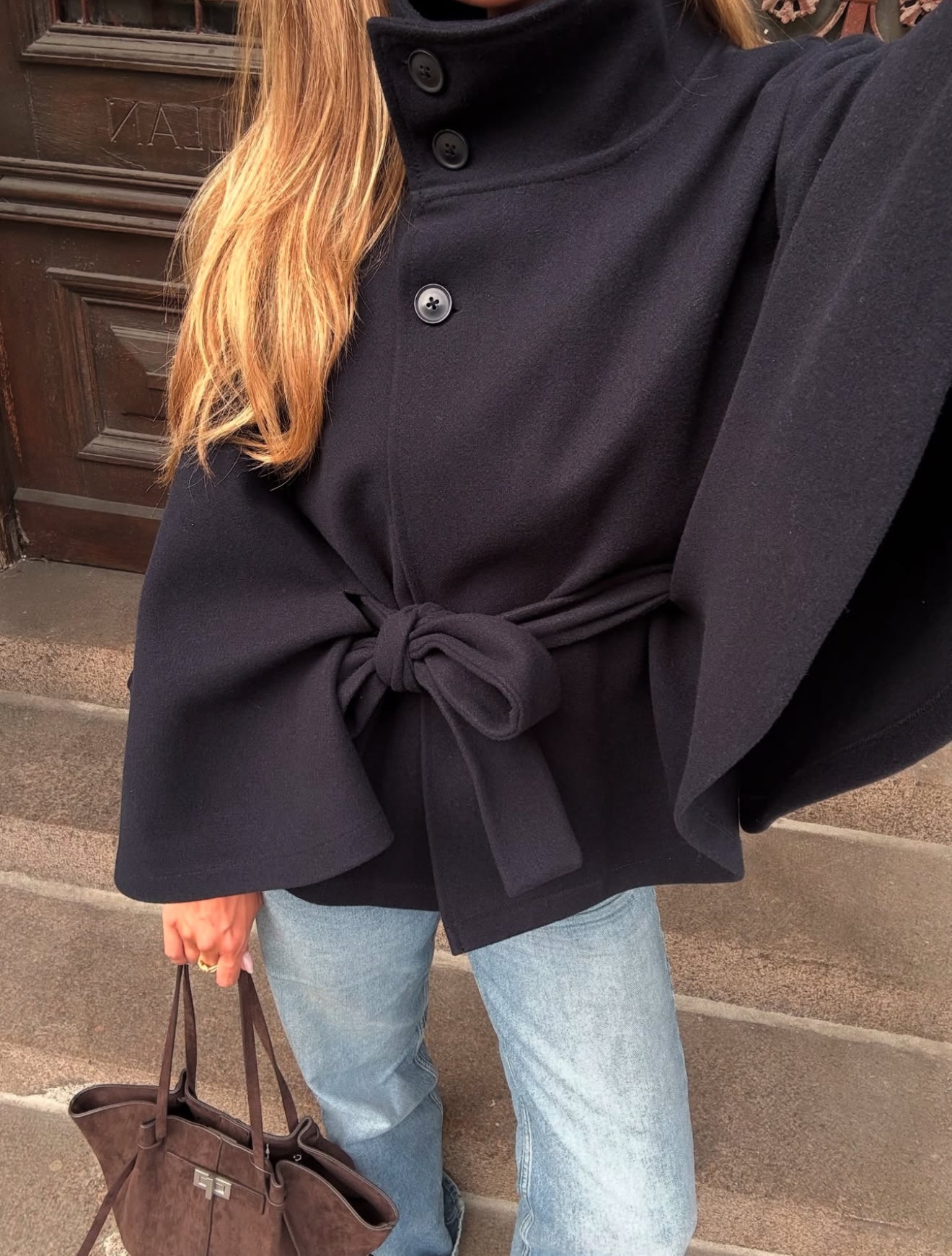 Clara | Stylische Damenjacke mit High-Neck und Gürtel
