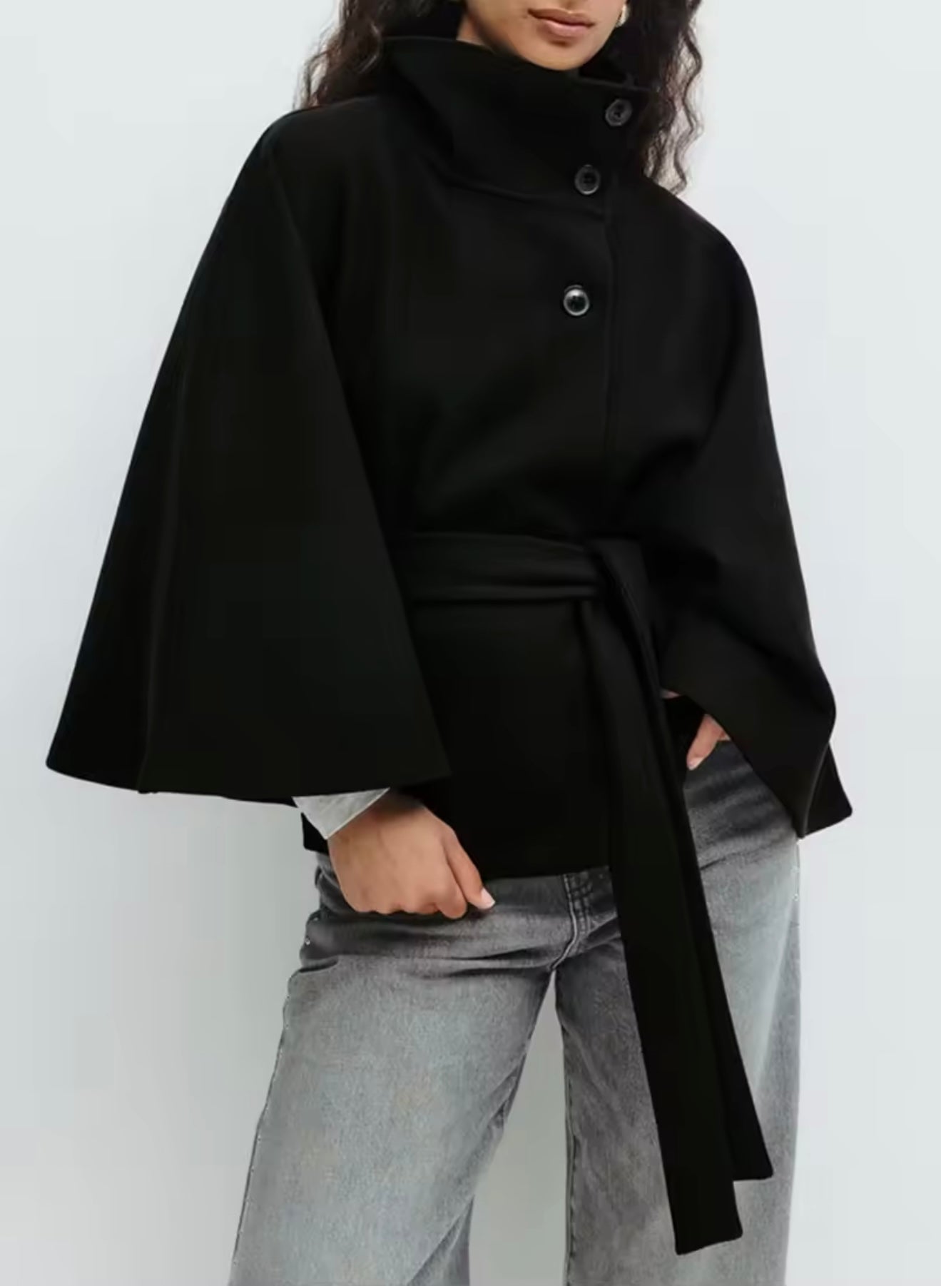 Clara | Stylische Damenjacke mit High-Neck und Gürtel