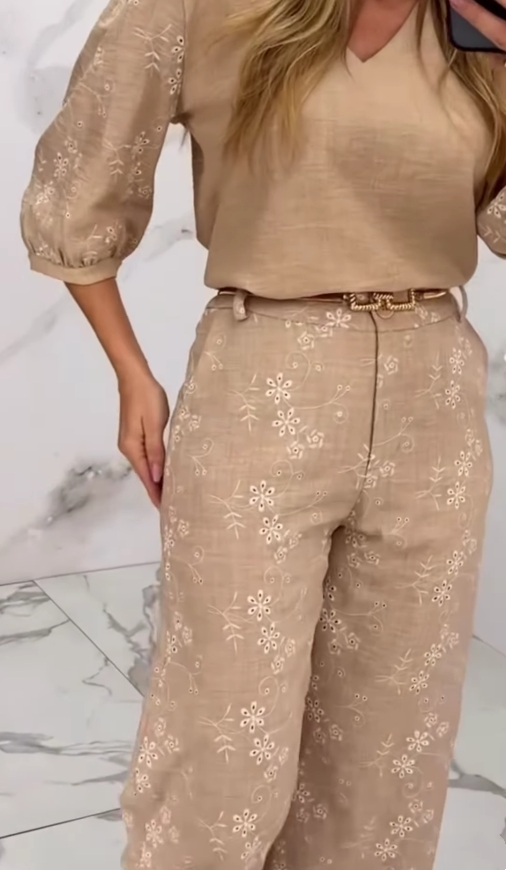 Sophie | Eleganter Anzug mit Stickerei & Patchwork