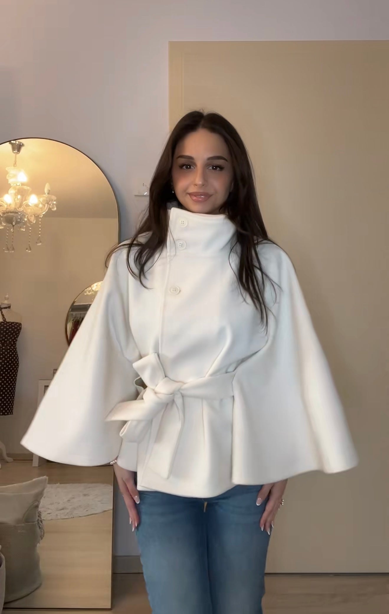 Clara | Stylische Damenjacke mit High-Neck und Gürtel