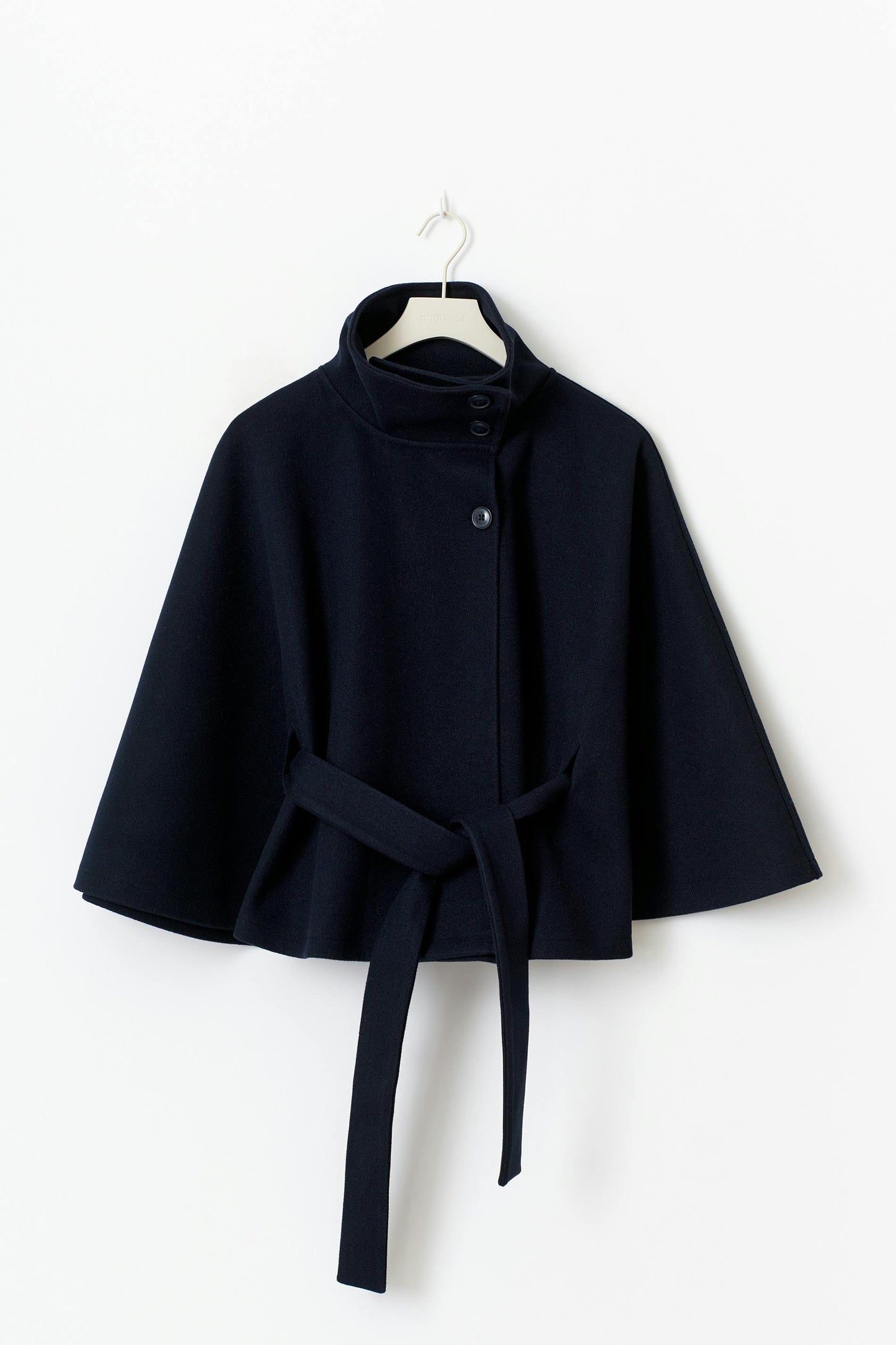 Clara | Stylische Damenjacke mit High-Neck und Gürtel