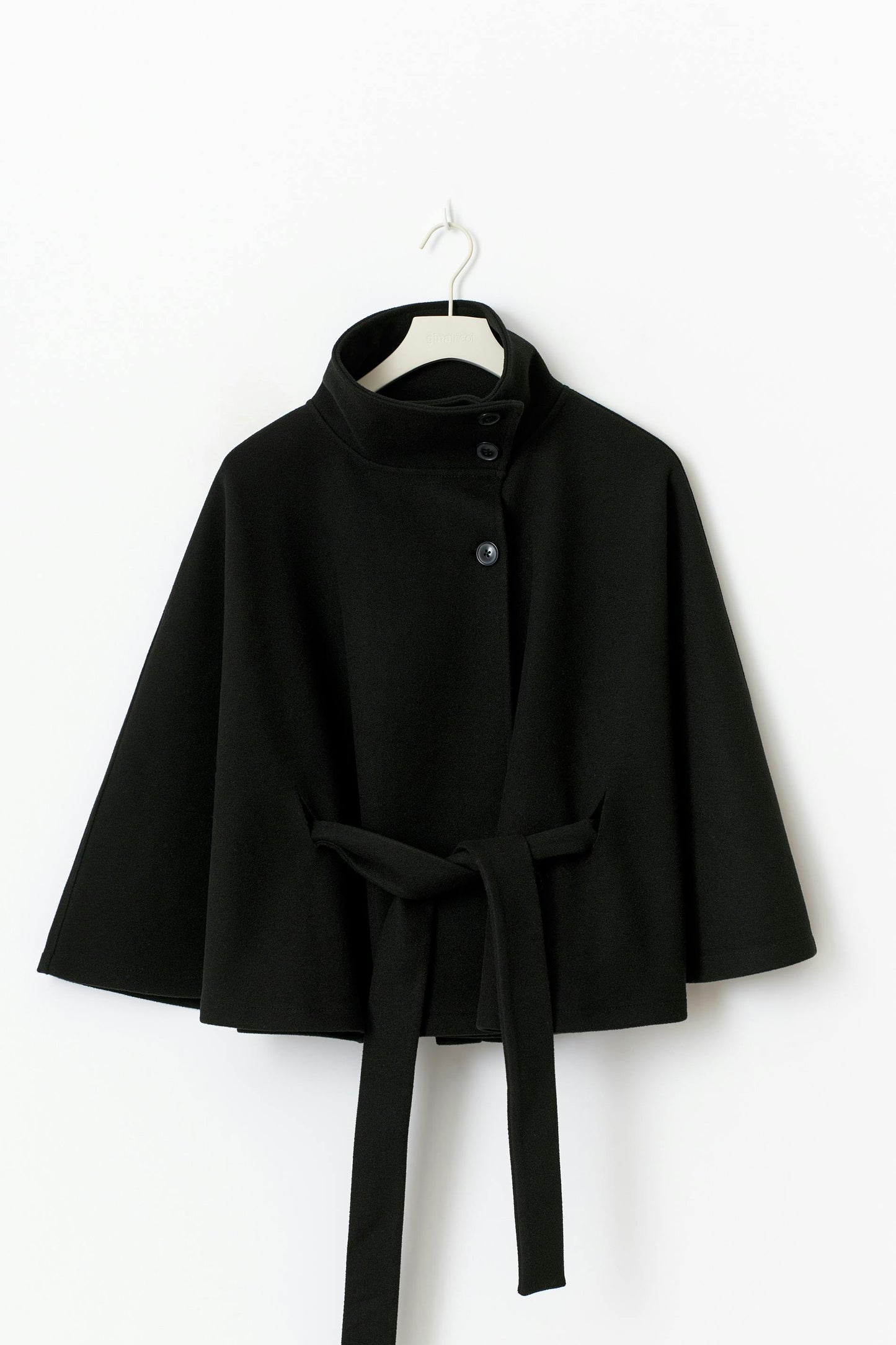 Clara | Stylische Damenjacke mit High-Neck und Gürtel