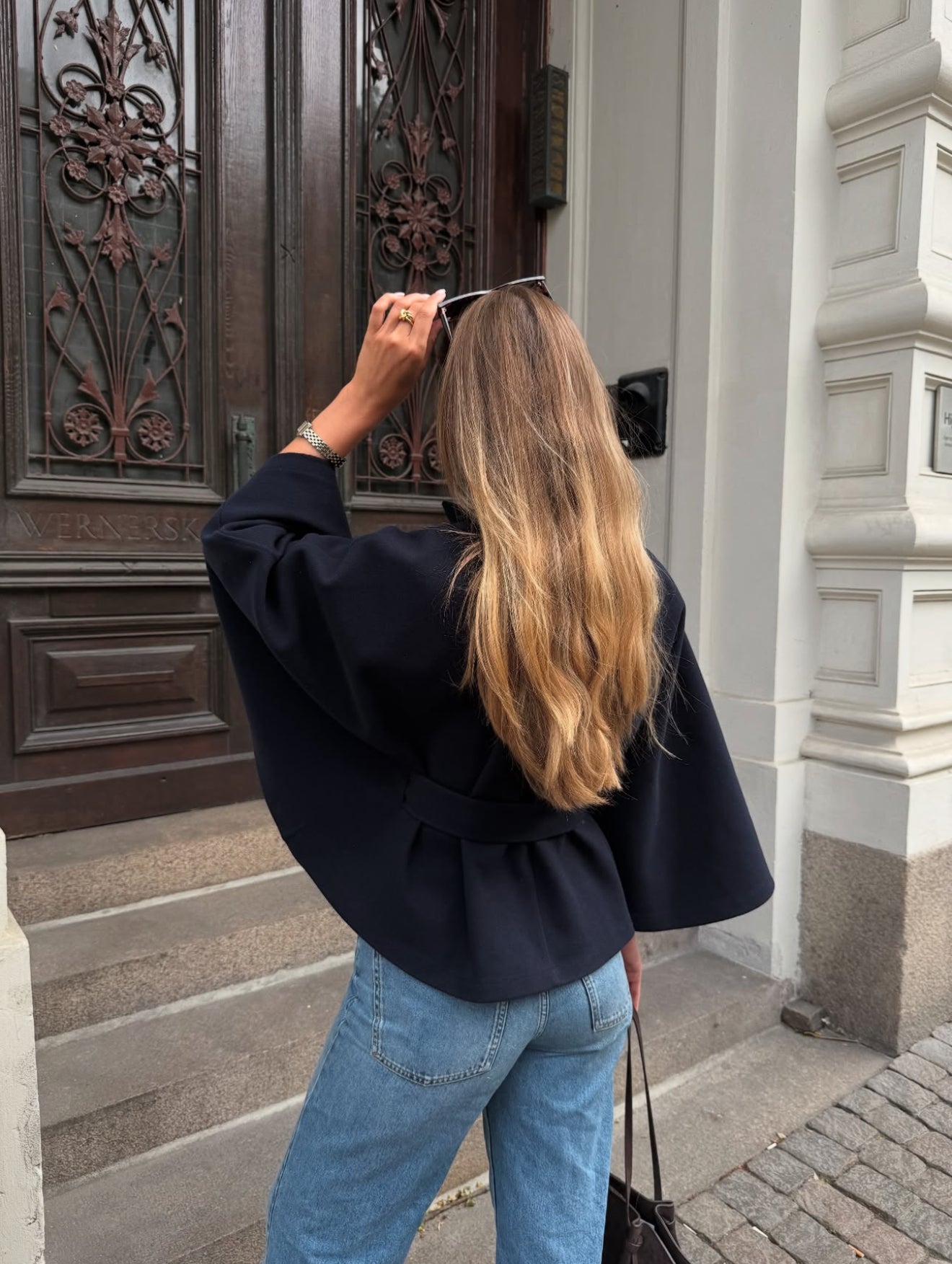 Clara | Stylische Damenjacke mit High-Neck und Gürtel