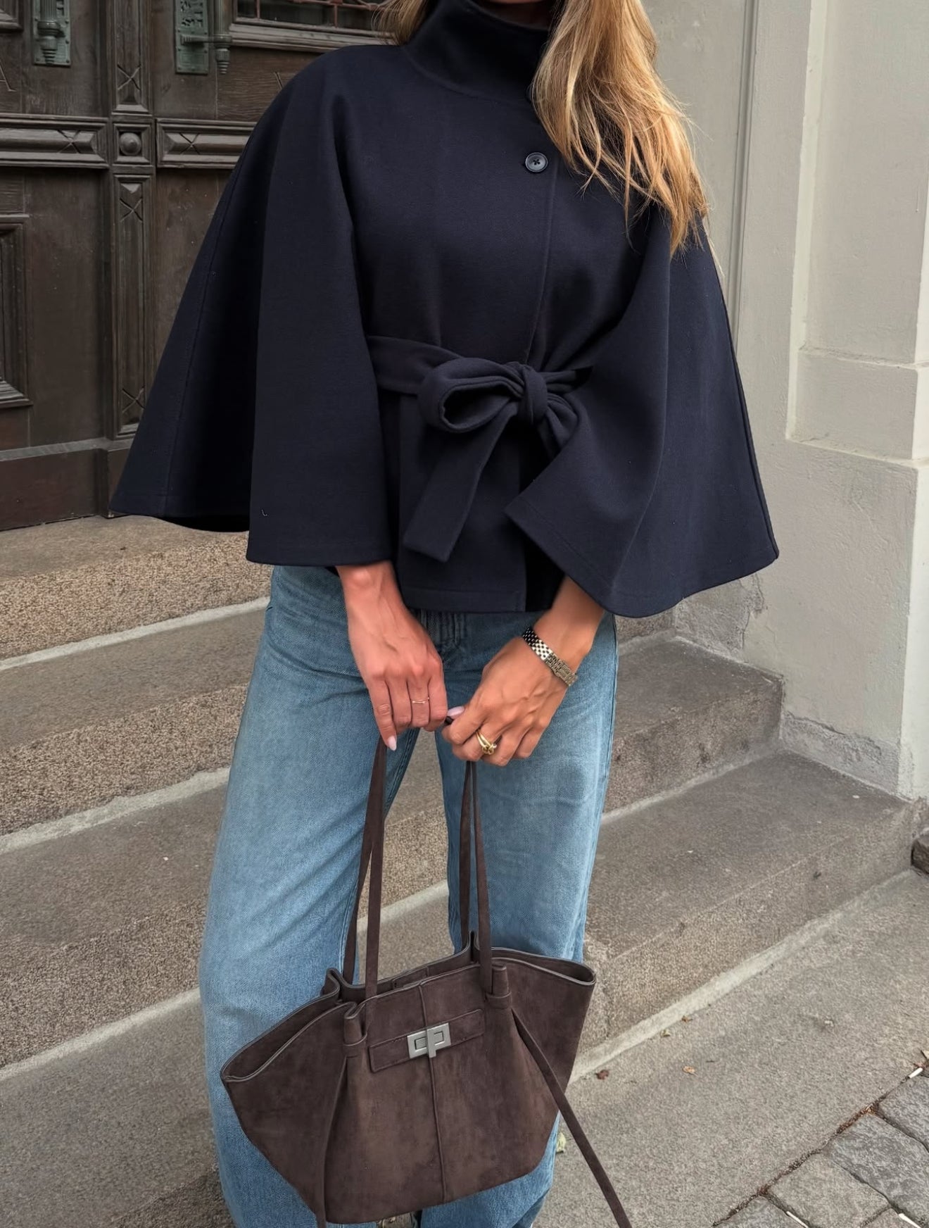 Clara | Stylische Damenjacke mit High-Neck und Gürtel