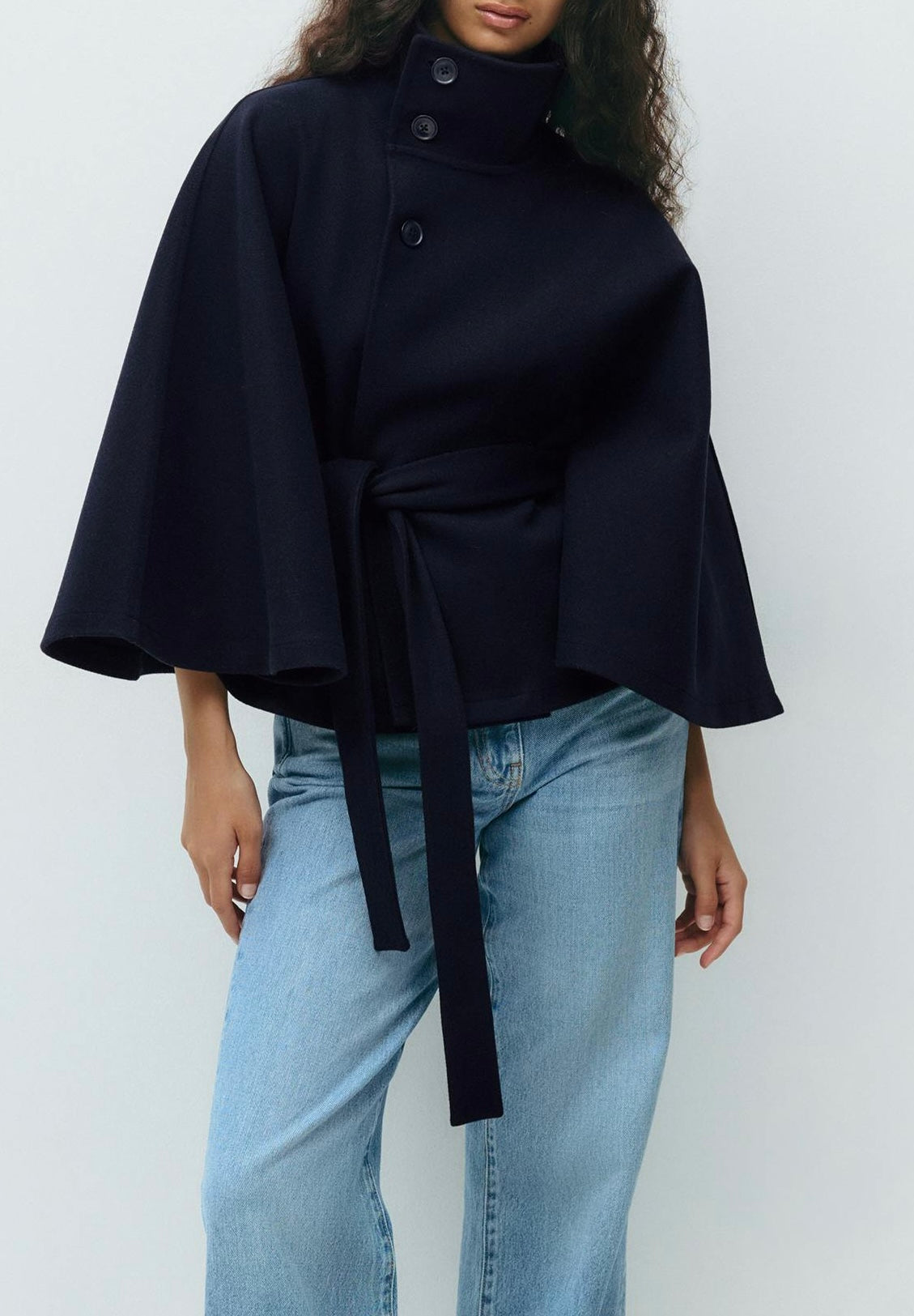 Clara | Stylische Damenjacke mit High-Neck und Gürtel