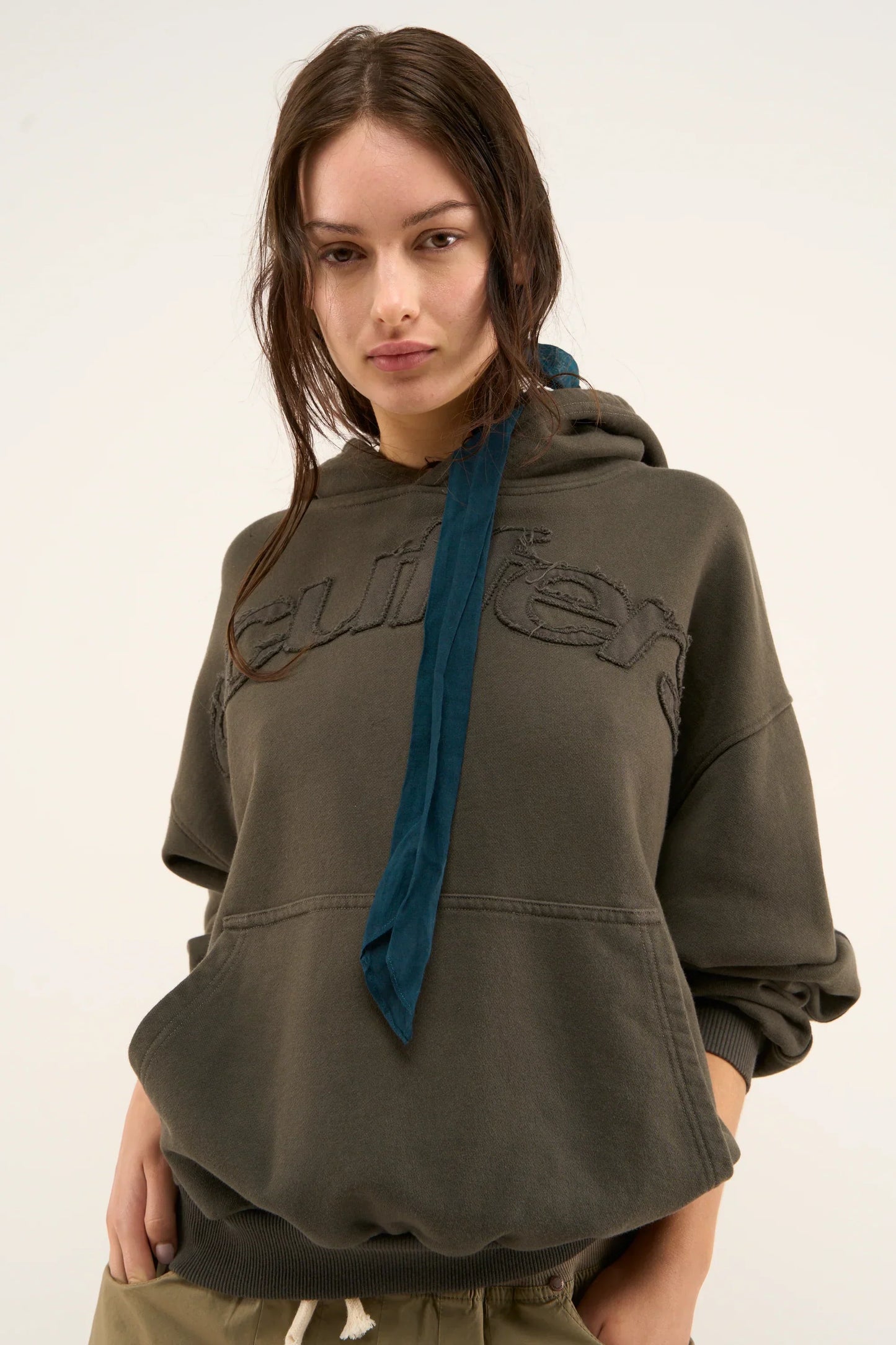Amira | Stylisher Raw Worldwide Hoodie für Damen