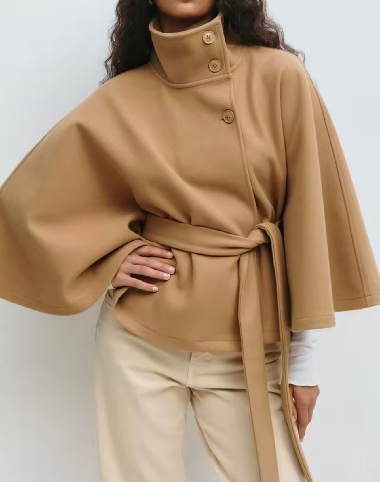 Clara | Stylische Damenjacke mit High-Neck und Gürtel