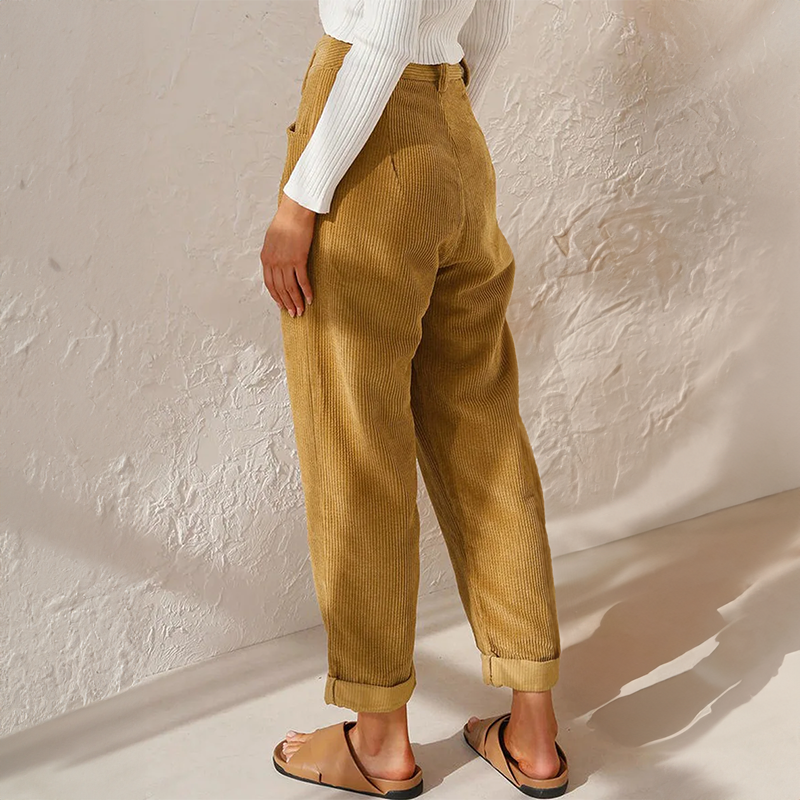 Nina | Retro-inspirierte Kord-Brosche im lässigen Look