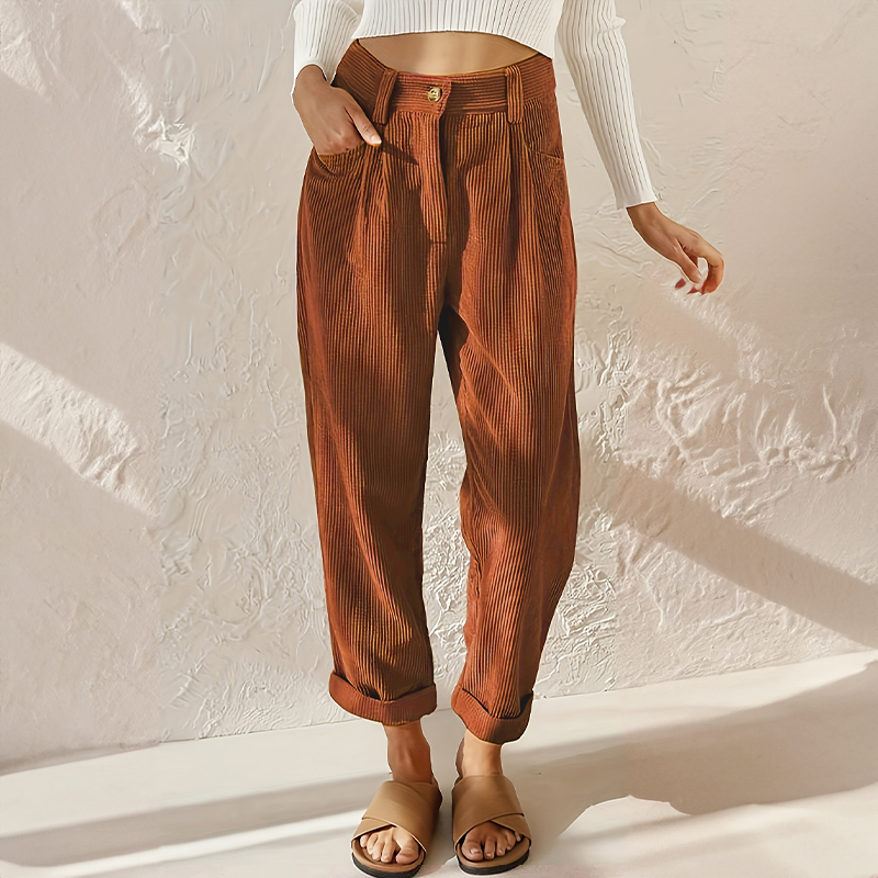 Nina | Retro-inspirierte Kord-Brosche im lässigen Look