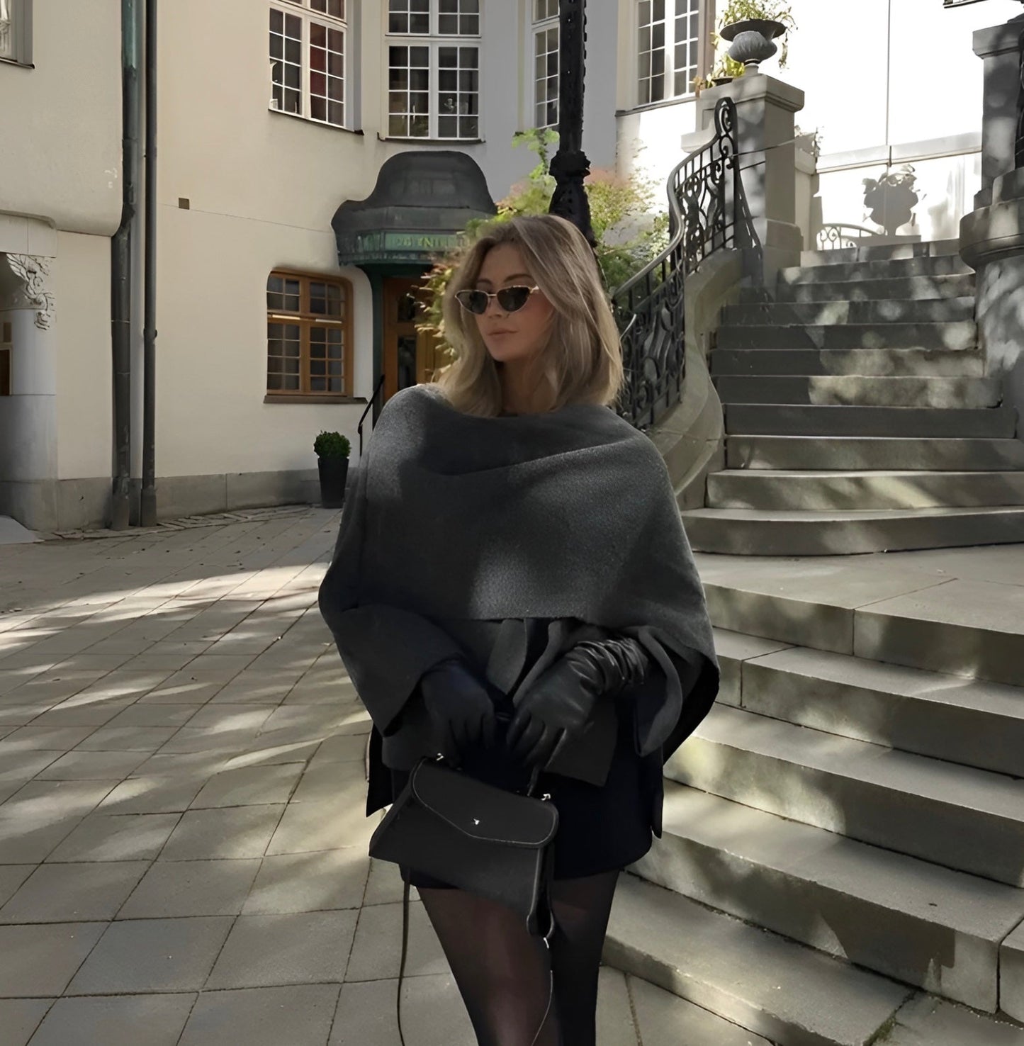 Leyla | Viraler Umhangmantel mit Kapuze in Unigröße