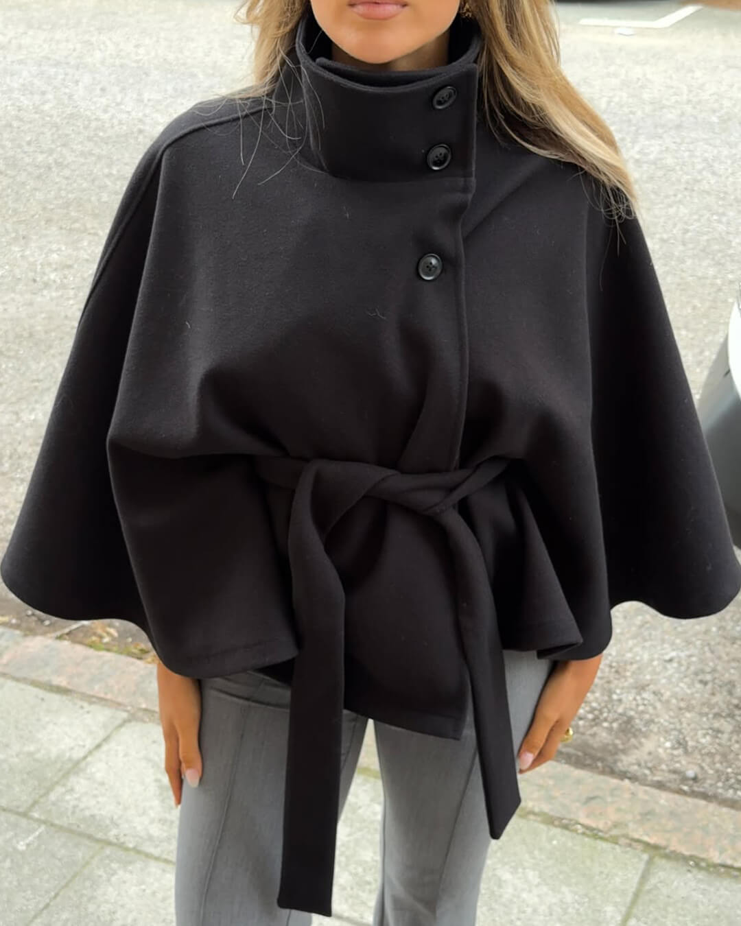 Clara | Stylische Damenjacke mit High-Neck und Gürtel