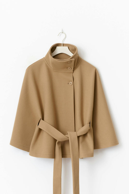 Clara | Stylische Damenjacke mit High-Neck und Gürtel