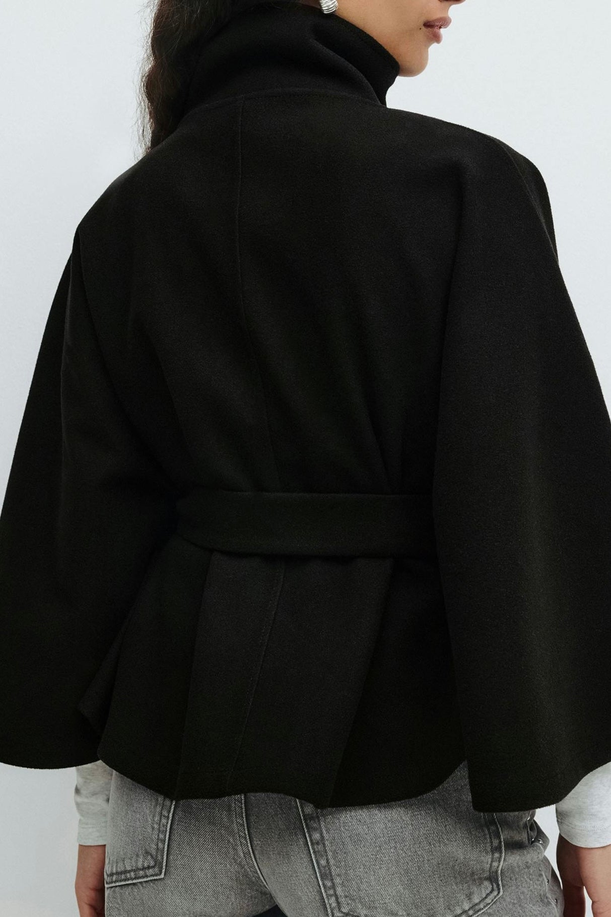 Clara | Stylische Damenjacke mit High-Neck und Gürtel