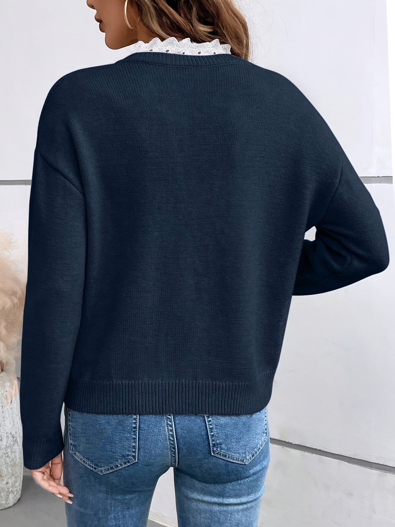 Clara | Elegantes Top mit zartem Spitzendetail am Saum
