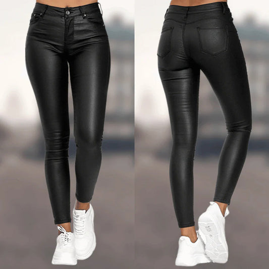 Romy | Lederhose für Damen im modernen, lockeren Stil