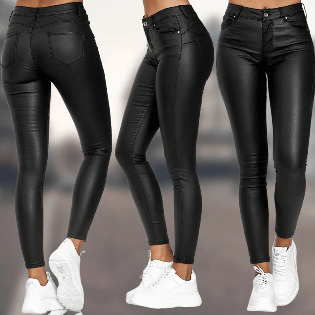 Romy | Lederhose für Damen im modernen, lockeren Stil