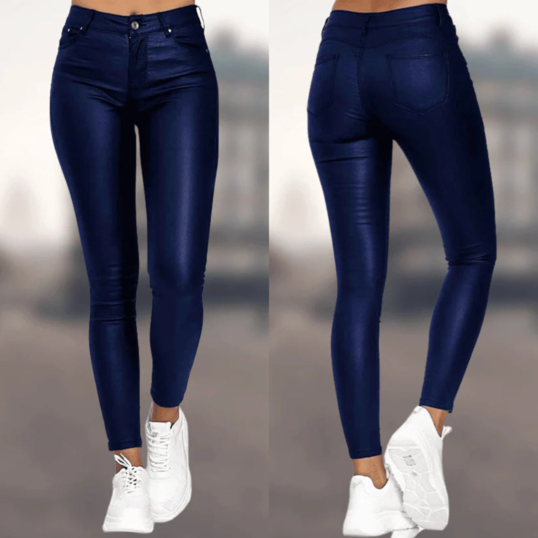 Romy | Lederhose für Damen im modernen, lockeren Stil