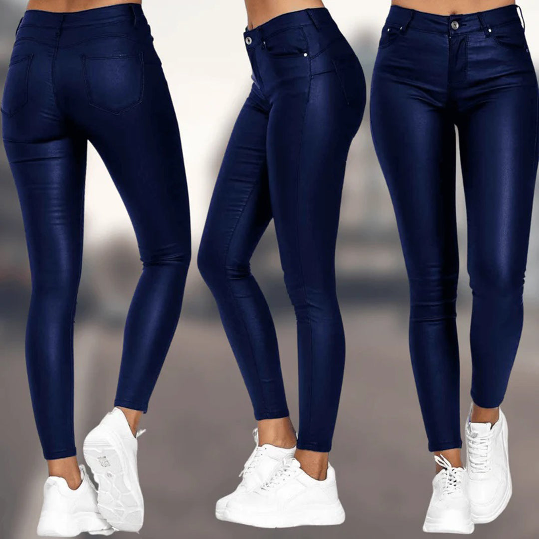 Romy | Lederhose für Damen im modernen, lockeren Stil
