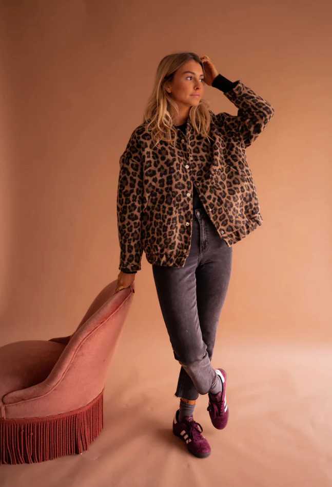 Mia | Eleganter Mantel Damen mit auffälligem Tierprint
