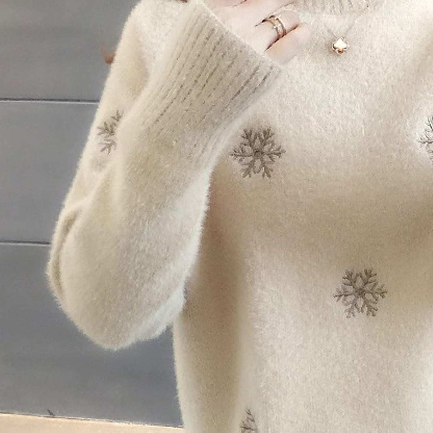Lara | Damen Strickkleid stilvoll mit Stickerei & langen Ärmeln