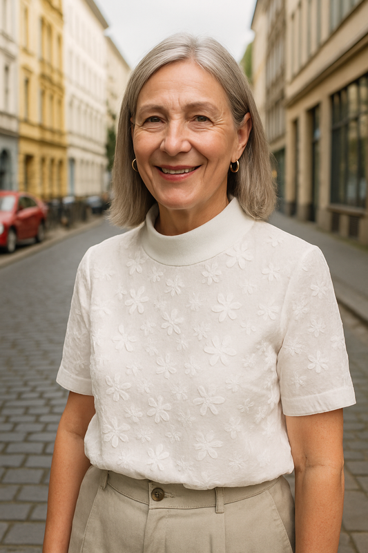 Clara | Weiß bestickte Bluse mit elegantem Stehkragen