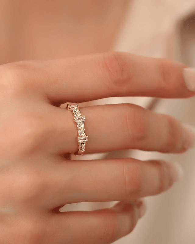 Romy | Kunstvoll gearbeiteter Raquel Ring für Damen