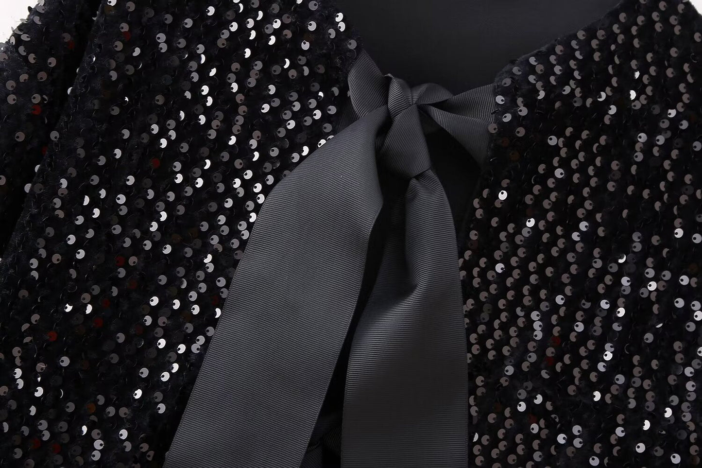 Clara | Eleganter Damen-Cardigan mit dekorativen Applikationen