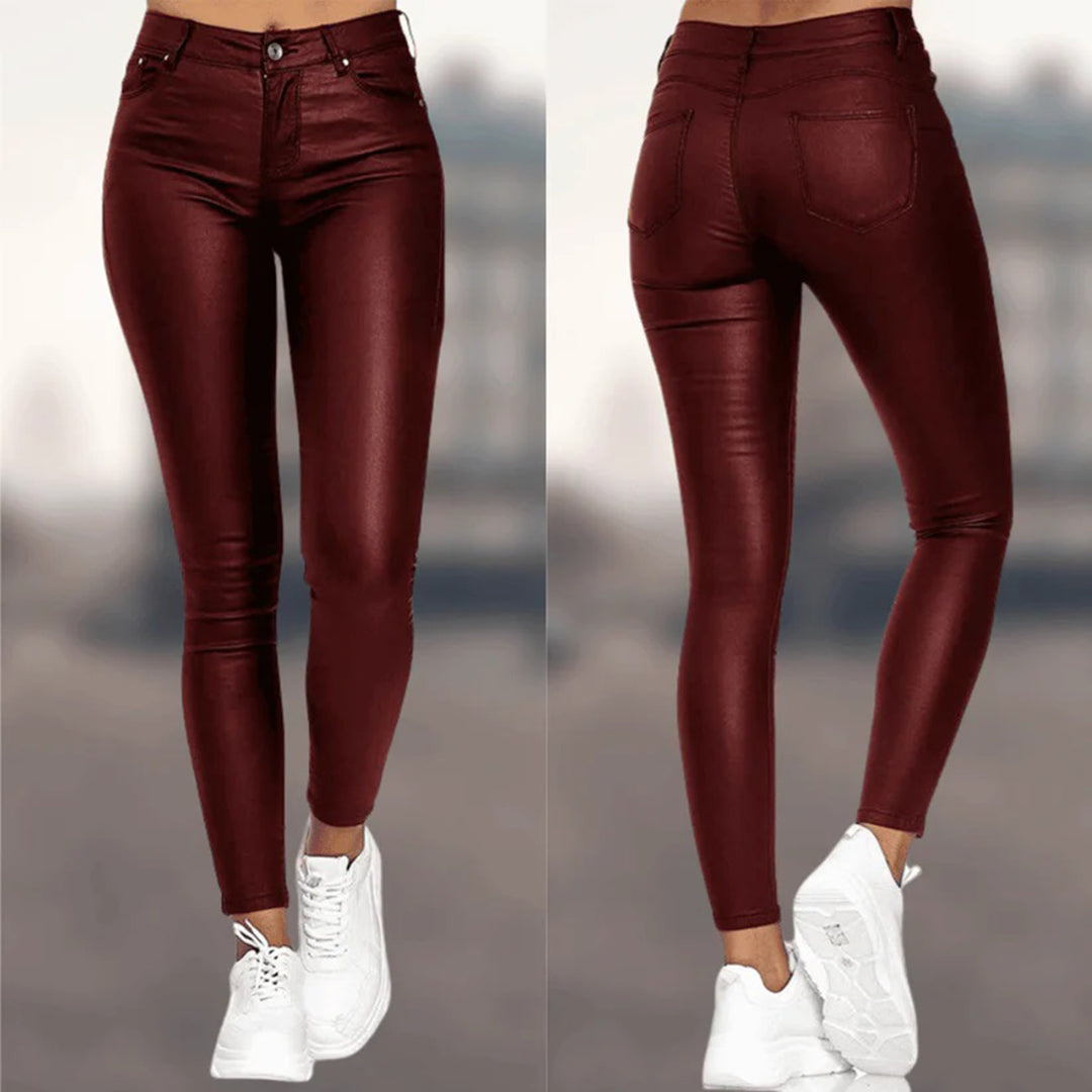 Romy | Lederhose für Damen im modernen, lockeren Stil