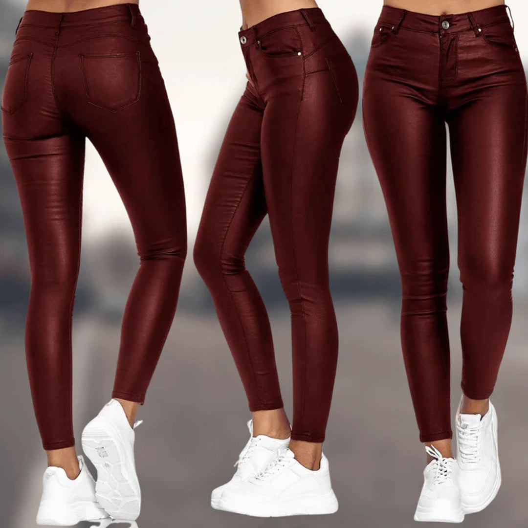 Romy | Lederhose für Damen im modernen, lockeren Stil
