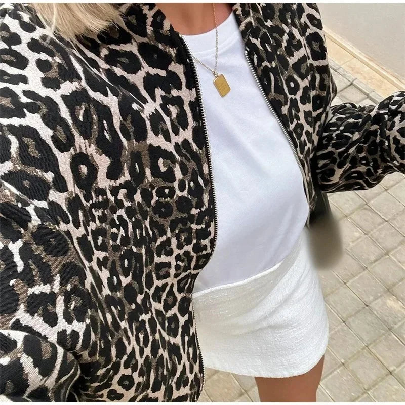 Theresa | Stylische Bomberjacke im trendigen Leopardenmuster