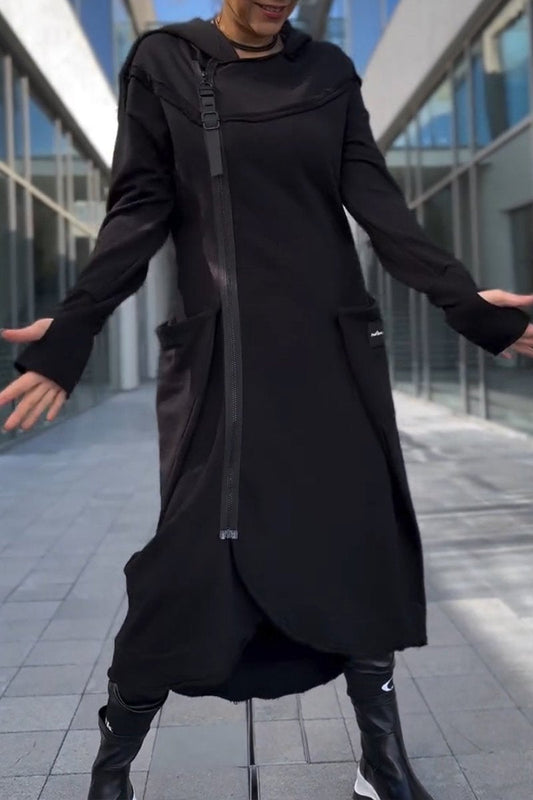 Caroline | Kapuzenkleid mit langen Ärmeln und modernem Asymmetrie-Saum