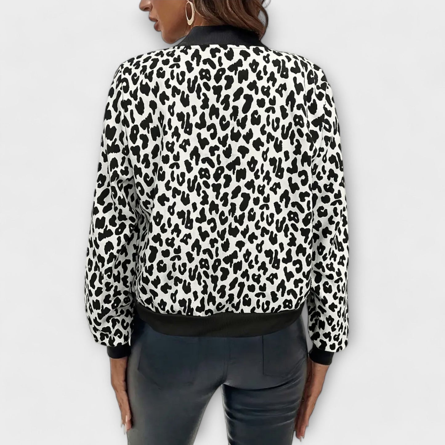 Clara | Stylische Damenjacke im Leo-Design