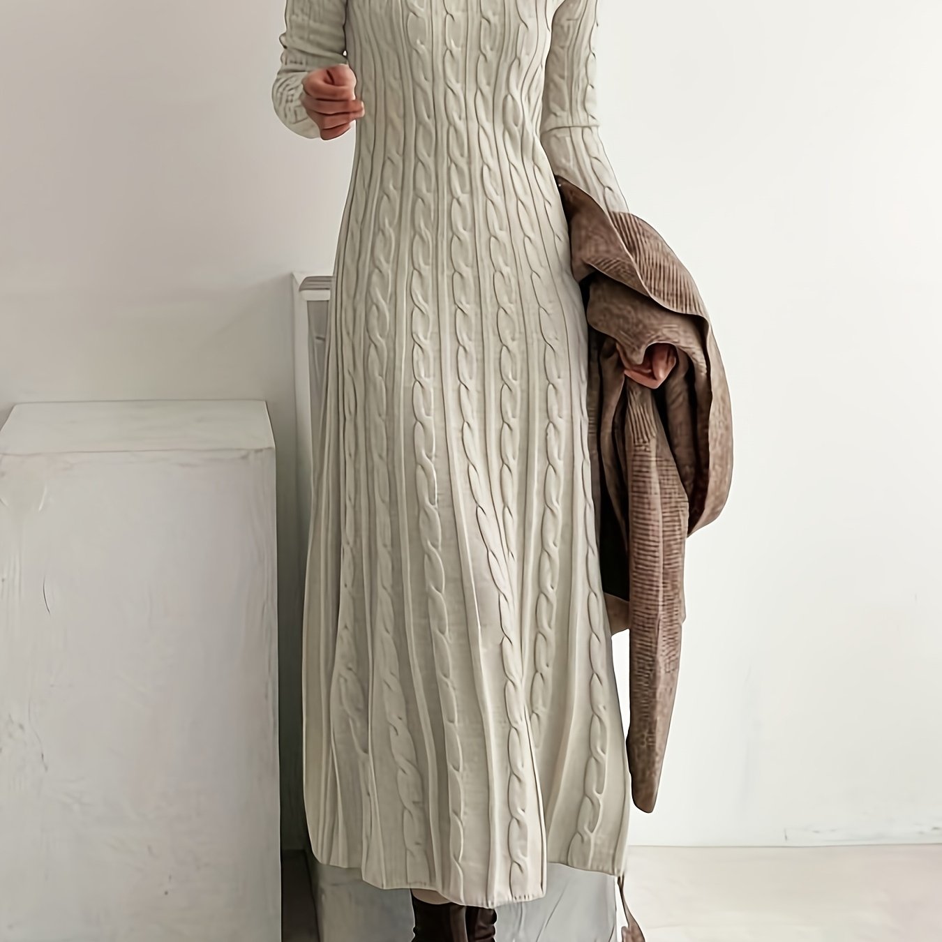 Laura | Elegantes Damen Maxikleid bequem getragen