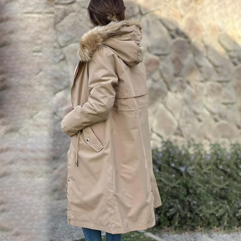 Nora | Trendige Damenjacke mit warmer Kapuze und Pelz